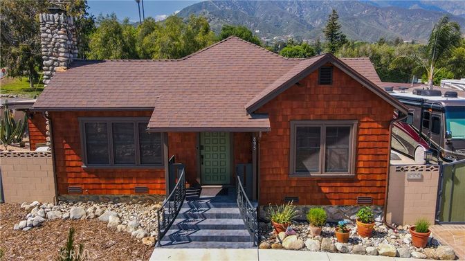Exterior, Facade, Log Home