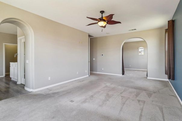 Empty room, Interior