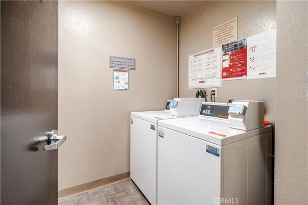 Interior, Washer, Wood Texture Flooring