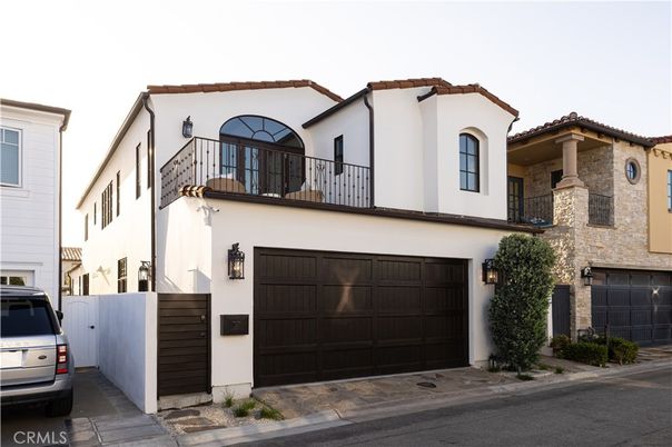 Attached, Exterior, Facade, Spanish Mediterranean