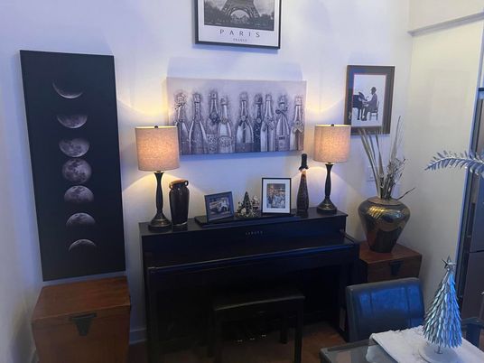 Interior, Piano