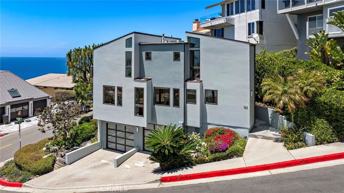 Attached, Exterior, Facade, Water, Modern