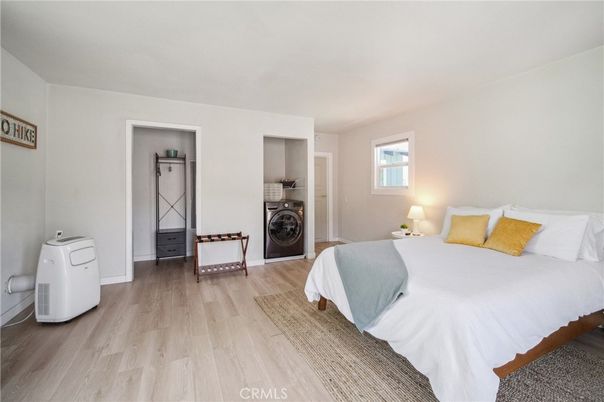 Bedroom, Interior, Washer, Wood Texture Flooring