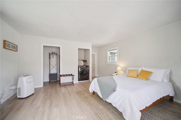 Bedroom, Interior, Washer, Wood Texture Flooring