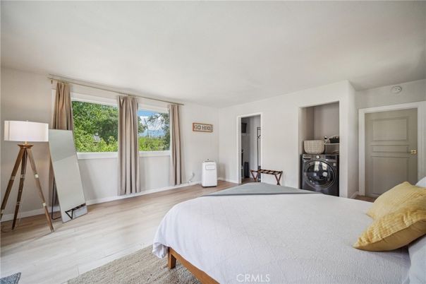 Bedroom, Interior, Washer, Wood Texture Flooring