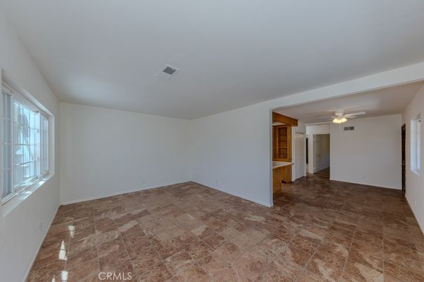 Empty room, Interior