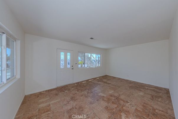 Empty room, Interior