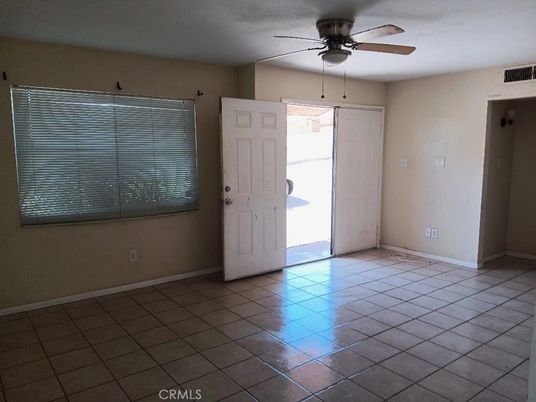 Empty room, Interior
