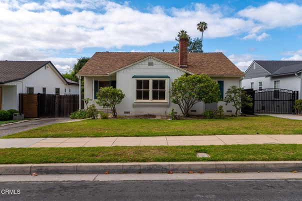 Exterior, Facade, Ranch