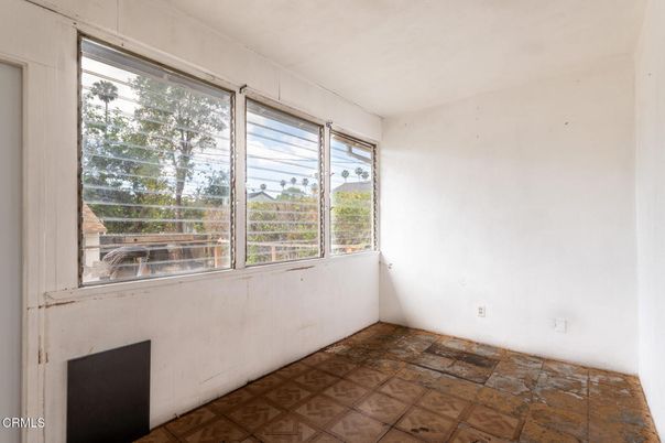 Empty room, Interior