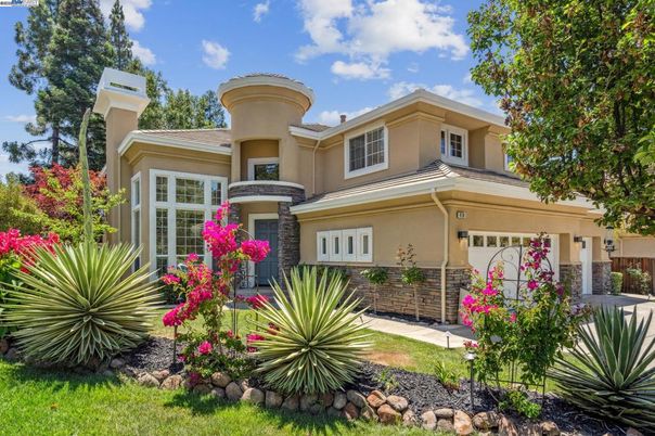 Attached, Exterior, Facade, Mediterranean