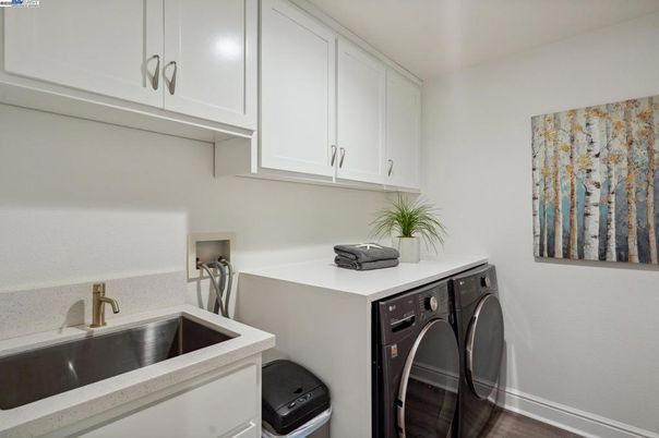Interior, Washer, Wood Texture Flooring
