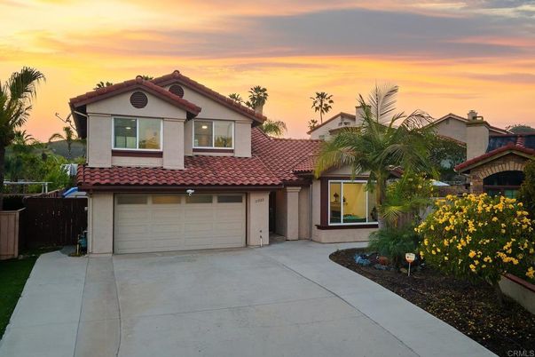 Attached, Exterior, Facade, Mediterranean