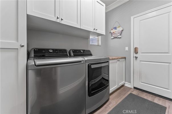 Interior, Washer, Wood Texture Flooring