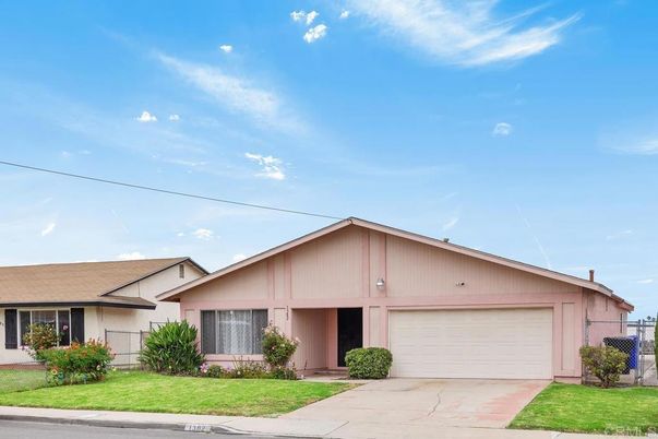 Attached, Exterior, Facade, Ranch