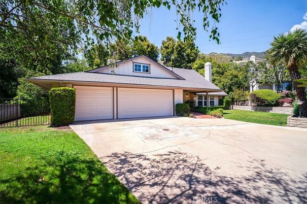 Attached, Exterior, Facade, Ranch
