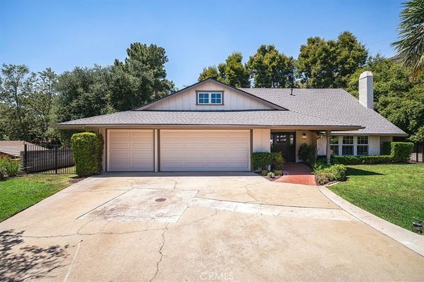 Attached, Exterior, Facade, Ranch