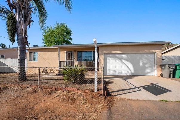 Attached, Exterior, Facade, Ranch