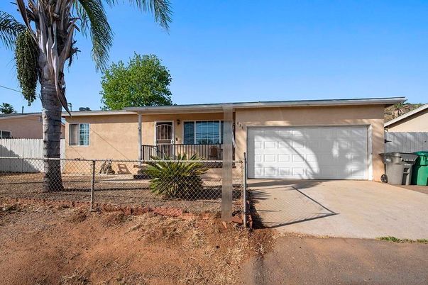 Attached, Exterior, Facade, Ranch