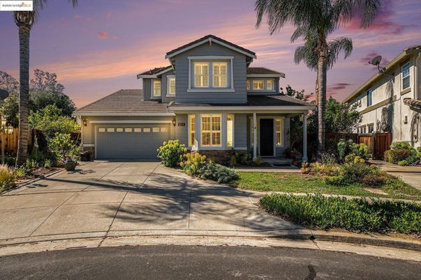 Attached, Exterior, Facade, American Craftsman