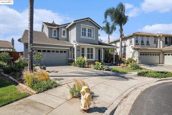 Attached, Exterior, Facade, Mediterranean