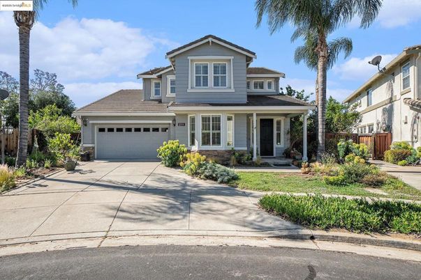 Attached, Exterior, Facade, American Craftsman