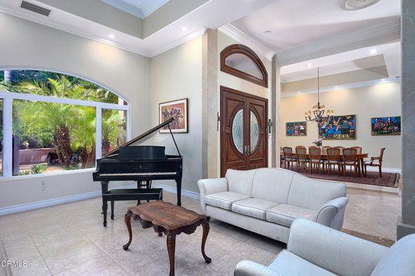 Chandelier, Dining room, Interior, Living room, Piano, Recessed Lighting