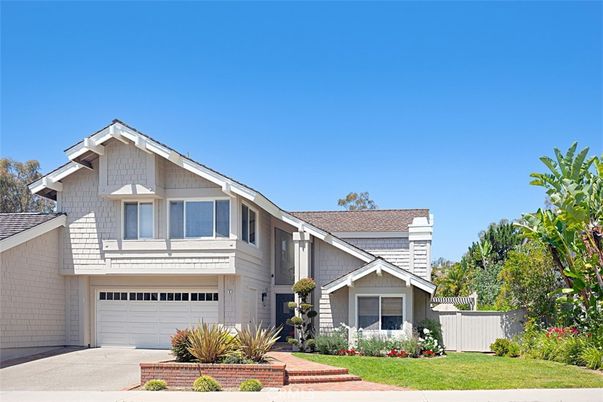 Attached, Exterior, Facade, American Craftsman
