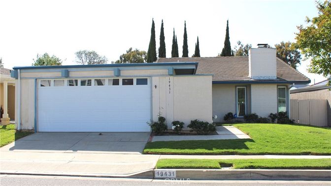 Attached, Exterior, Facade, Ranch