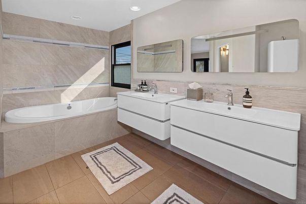 Bathroom, Dual Sink Vanities, Interior, Recessed Lighting