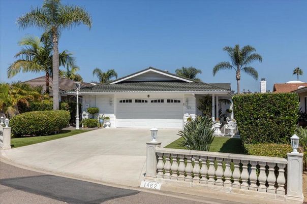 Attached, Exterior, Facade, Ranch