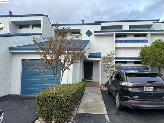 Attached, Exterior, Facade, Modern