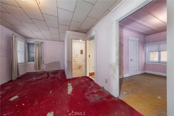 Empty room, Interior