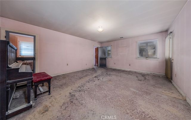 Empty room, Interior