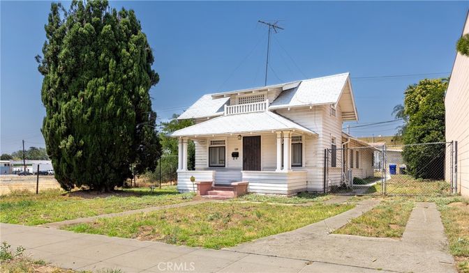 Backyard, Exterior, Facade, Queen Anne Victorian