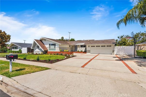 Attached, Exterior, Facade, Ranch