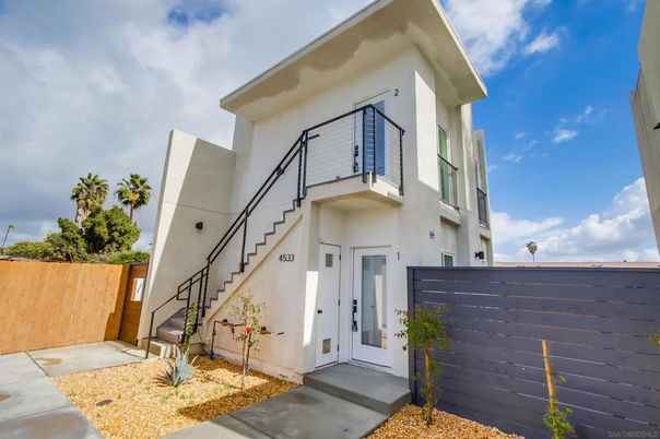 Exterior, Facade, Modern