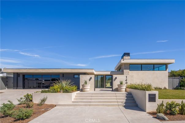 Exterior, Facade, Modern