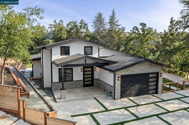 Attached, Exterior, Facade, Mediterranean