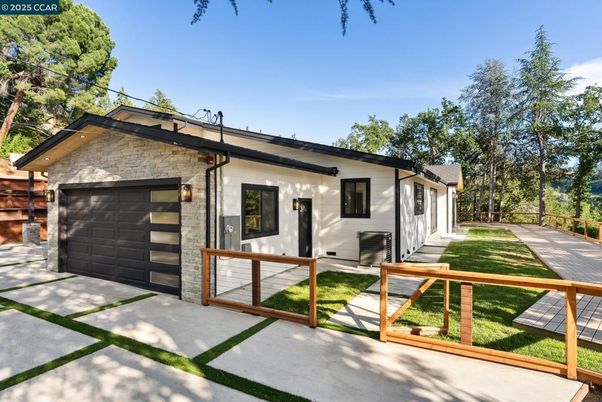 Attached, Backyard, Exterior, Facade, Modern