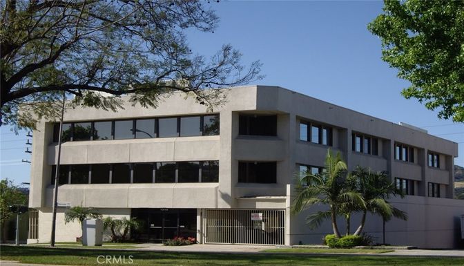 Exterior, Facade, Modern