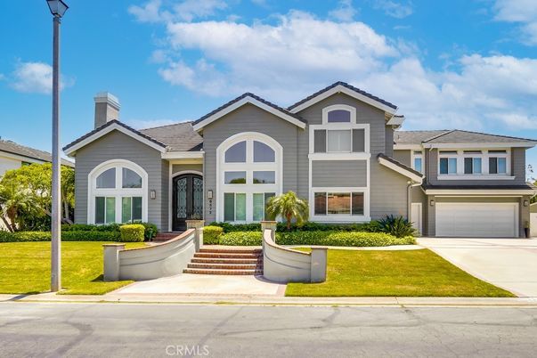 Attached, Exterior, Facade, Mediterranean