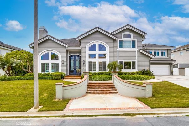 Attached, Exterior, Facade, Mediterranean