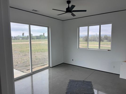 Empty room, Interior