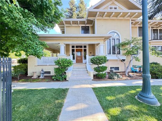 Exterior, Facade, American Foursquare