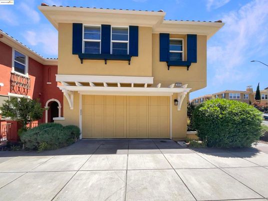 Attached, Exterior, Facade, Mediterranean