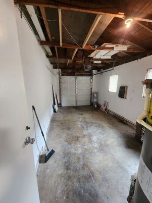 Garage, Interior, Wooden Beams