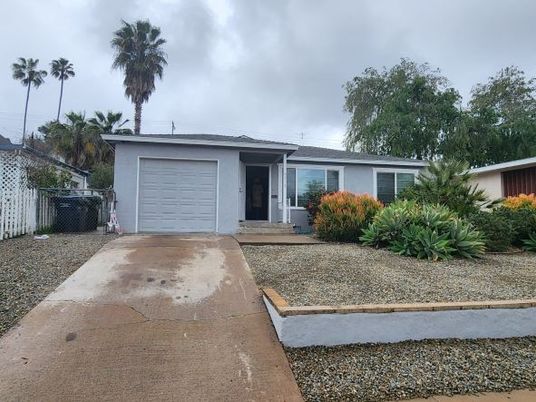 Attached, Exterior, Facade, Ranch