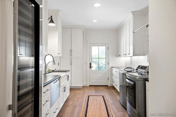 Interior, Recessed Lighting, Washer, Wood Texture Flooring