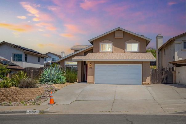 Attached, Exterior, Facade, American Craftsman